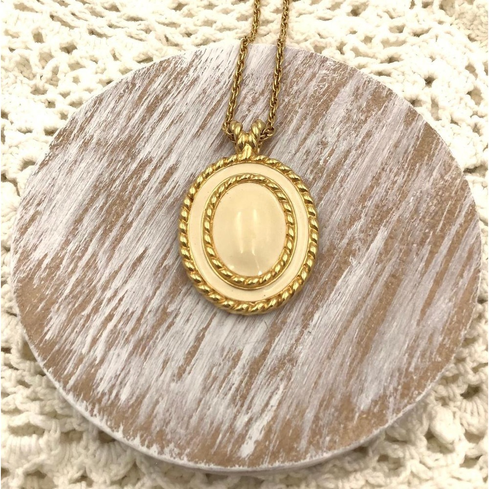 Monet Vintage‎ Gold Tone Oval Cream Enamel Rope Border Pendant Necklace 24 Inch